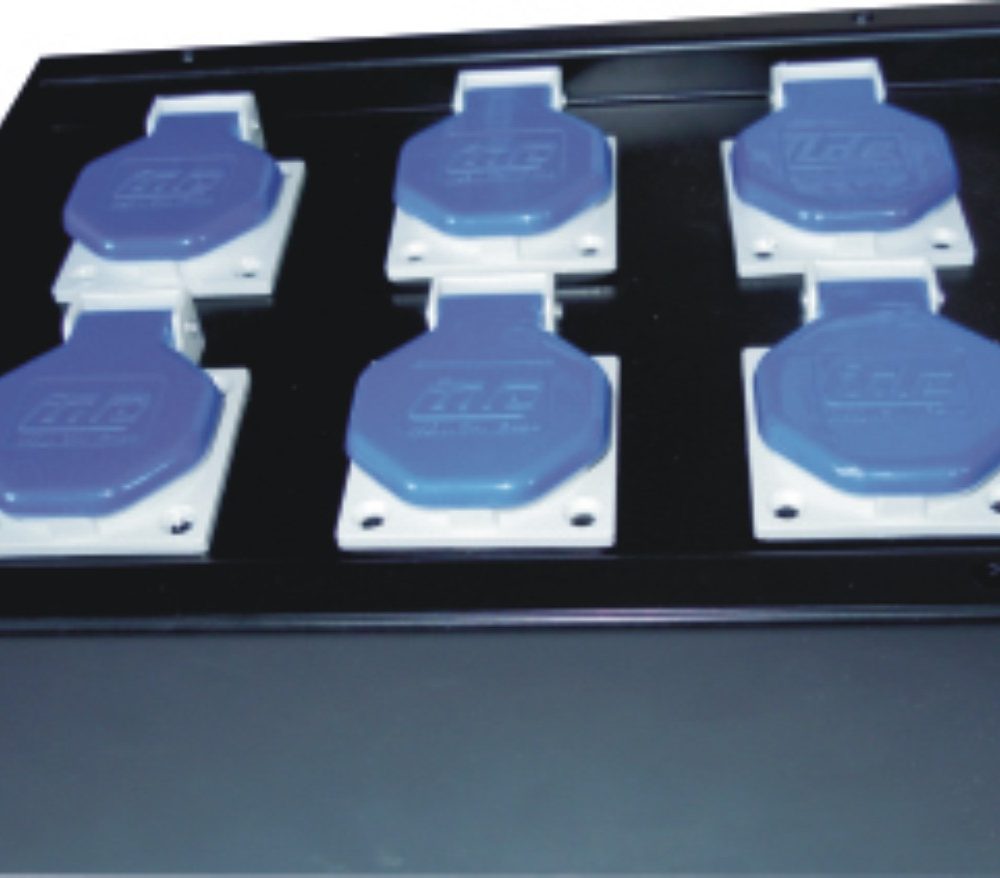 S6C10 CAJA DE DISTRIBUCIÓN DE CORRIENTE CON 6 TOMAS CETAC 5P 16A IN/OUT